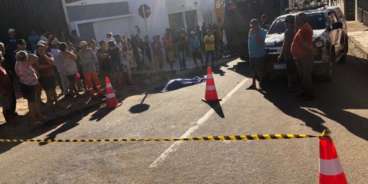 Mulher morre após ser atropelada por caminhão de lixo em Canto do Buriti, no Piauí