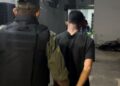 Homem é preso pela polícia vendendo drogas na porta de casa, em Teresina