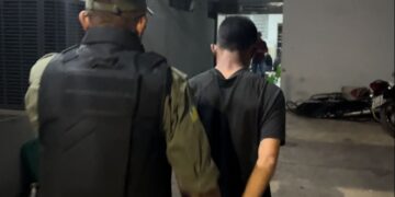 Homem é preso pela polícia vendendo drogas na porta de casa, em Teresina