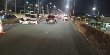 Motorista fica ferido após bater em mureta e capotar na ponte Juscelino Kubitschek em Teresina