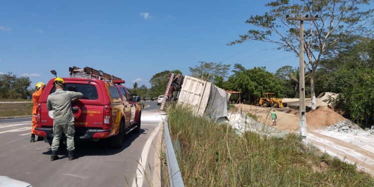 Motorista morre após tombar carreta nas proximidades do Rodoanel de Teresina