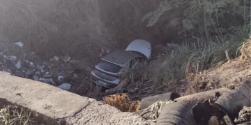 Carro cai em grotão no Renascença após motorista dormir ao volante
