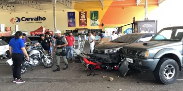 Idoso passa mal e causa acidente com seis veículos no supermercado R Carvalho