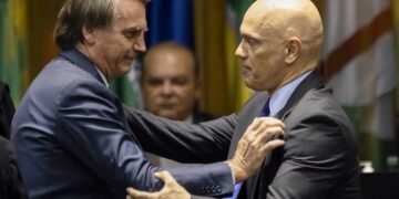 Deputados acionam Moraes para que Bolsonaro seja proibido de deixar o país
