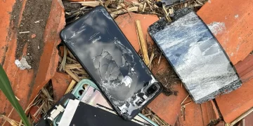 Mulher quebra celular roubado durante ação policial em Teresina e é presa