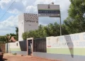 Indivíduo encapuzado invade escola em Teresina e esfaqueia professora