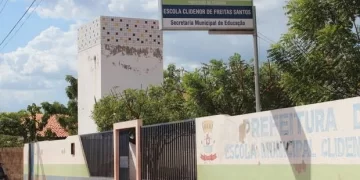 Indivíduo encapuzado invade escola em Teresina e esfaqueia professora