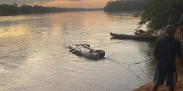 Carro cai de balsa, fica submerso no rio Parnaíba e motorista se salva pela janela