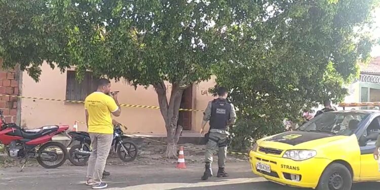 Jovem é morto a tiros e irmão é baleado dentro de residência em Pedro II