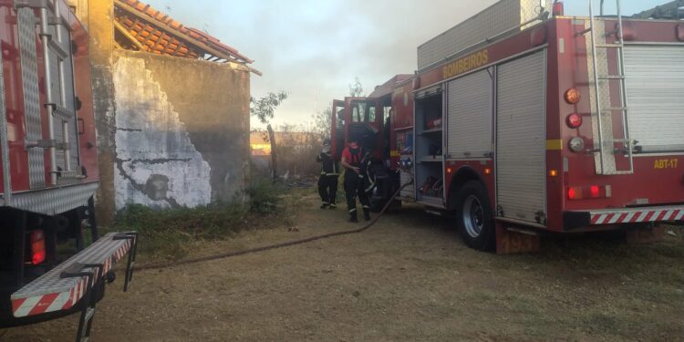 Incêndio de grandes proporções atinge imóvel em Teresina