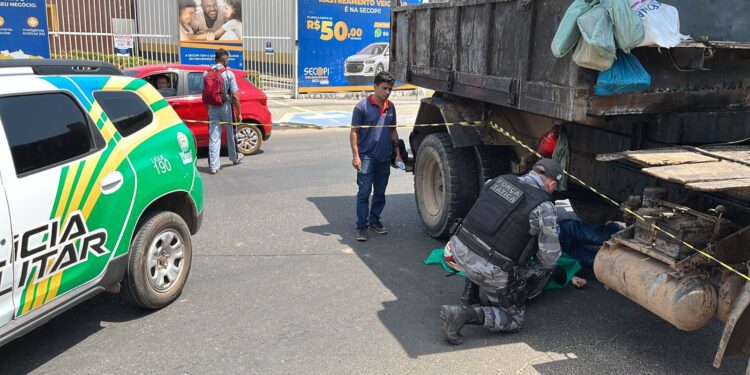 Motociclista morre após colisão contra caminhão na zona Leste de Teresina