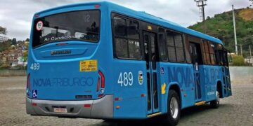 Estudante morre ao colocar cabeça para fora de ônibus e bater em poste