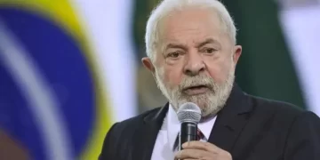 Lula chega a hospital em Brasília para passar por cirurgia nesta sexta-feira
