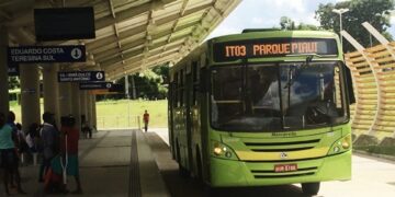 Três pessoas armadas com facas assaltam ônibus em Teresina
