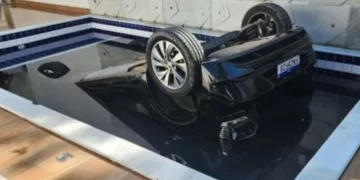 Mulher morre afogada após carro cair dentro de piscina em São Paulo