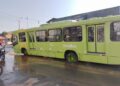 Ônibus fica preso em asfalto em rua na zona Sul de Teresina nesta segunda-feira