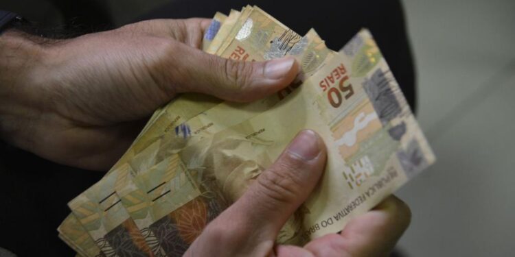 Governo federal prevê salário mínimo de R$ 1.421 para o ano de 2024