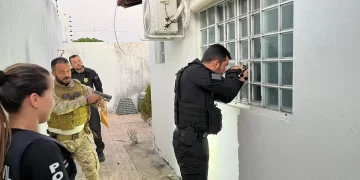Polícia cumpre 55 mandados contra grupo acusado de fraude milionária em banco no Piauí