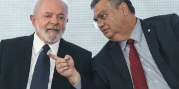 Deputados da oposição protocolam impeachment contra Lula e Flávio Dino