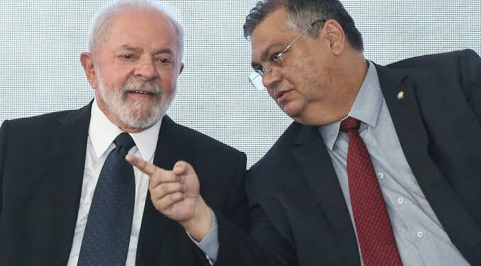 Deputados da oposição protocolam impeachment contra Lula e Flávio Dino