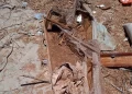 Caixão com ossada humana é abandonado em lixão no litoral do Piauí