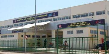 Profissionais de enfermagem fazem protesto em frente ao HUT em Teresina