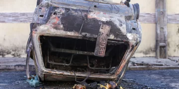 Carro capota e pega fogo na zona sudeste de Teresina na tarde desta terça-feira