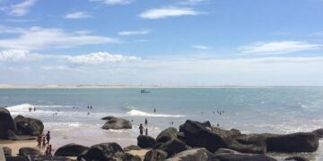 Jovem de 26 anos morre afogado na praia Pedra do Sal, na cidade de Parnaíba