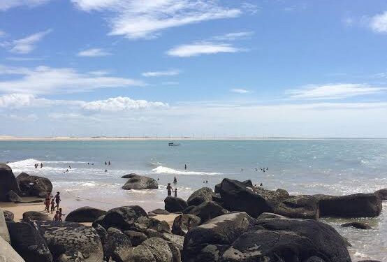 Jovem de 26 anos morre afogado na praia Pedra do Sal, na cidade de Parnaíba