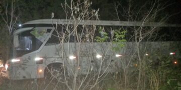Ônibus com 36 passageiros estoura pneu e desce ribanceira no Norte do Piauí