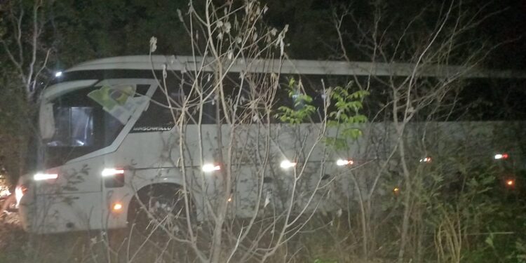 Ônibus com 36 passageiros estoura pneu e desce ribanceira no Norte do Piauí
