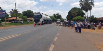 Mulher morre após cair de moto e ser atropelada por carreta na BR 343