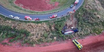 Duas pessoas morrem após ônibus que saiu do Piauí cair no interior de Minas Gerais