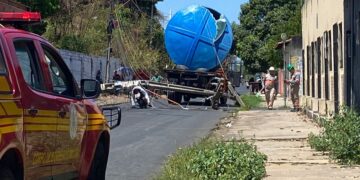 Motociclista morre após ser atingido por poste de energia elétrica em Teresina