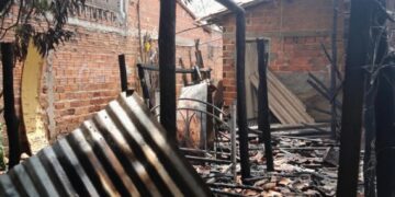 Casa fica destruída após pegar fogo na zona norte da cidade de Teresina
