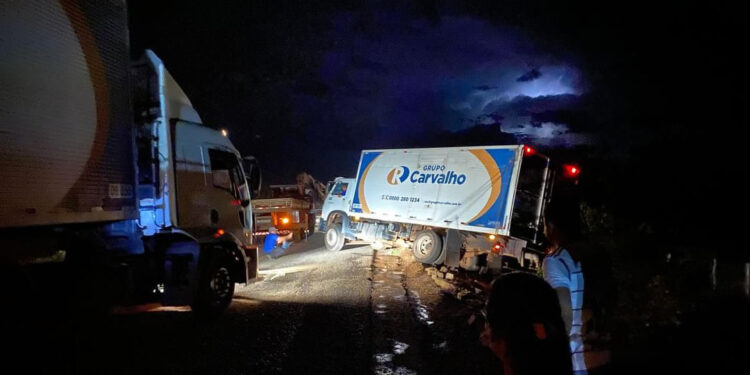 Motorista perde o controle de caminhão na zona rural do município de José de Freitas