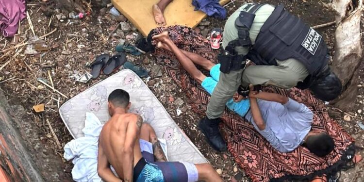 Irmãos são presos acusados de matar homem em via pública no Piauí