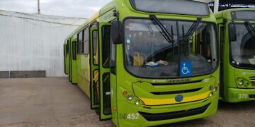 Motoristas e cobradores de ônibus fazem paralisação de advertência em Teresina
