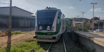 Metrô com 300 passageiros sai dos trilhos na zona sul de Teresina