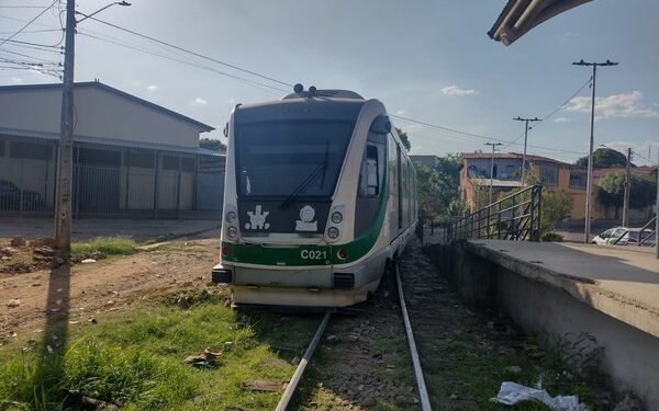Metrô com 300 passageiros sai dos trilhos na zona sul de Teresina