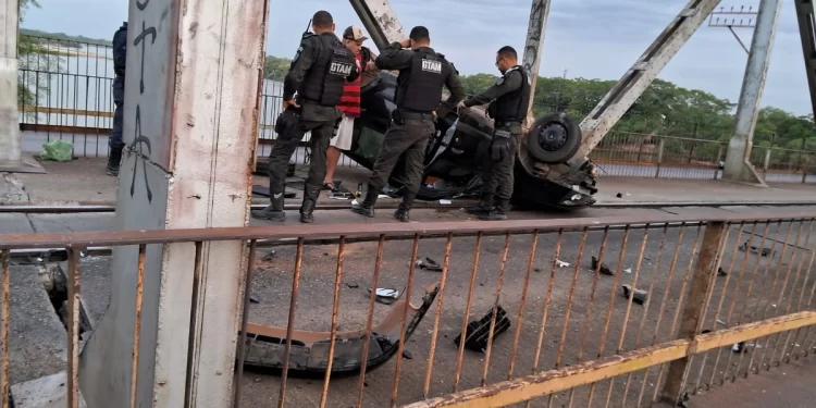 Motorista bêbado capota carro na Ponte Metálica e é preso em Timon