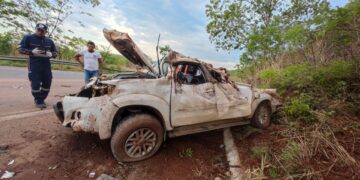 Carro capota, sai da pista e deixa duas pessoas feridas no Sul do Piauí