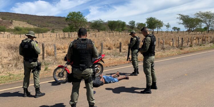 Homem é preso pela PM após invadir casa e estuprar professora no Piauí