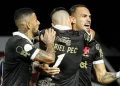 Vasco vence Bragantino em casa e garante permanência na Série A