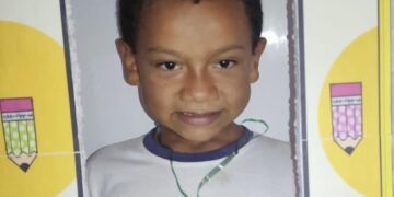 Criança morre atropelada após descer de ônibus escolar no sul do Piauí