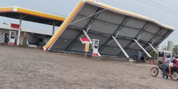 Ventania derruba cobertura de um posto de combustível na cidade de Picos