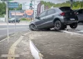 Motorista perde o controle e carro invade concessionária na Avenida Raul Lopes