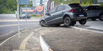 Motorista perde o controle e carro invade concessionária na Avenida Raul Lopes