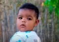 Criança de um ano morre após encostar em fio elétrico solto no chão no Piauí