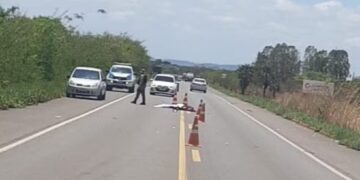 Mulher morre atropelada por carreta na BR 343 em Campo Maior